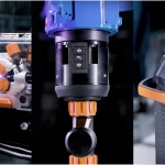 Gros plan de trois composants différents de machines industrielles : à gauche, des tubes et des connecteurs ; au centre, une pièce mécanique Brouillon auto avec des boutons de commande ; à droite, un dispositif avec un bouton d'alimentation et un boîtier ventilé.