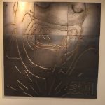 Cette œuvre d'art murale en métal composée de neuf panneaux carrés présente un contour abstrait gravé d'un visage portant un casque et une visière, avec le logo "3M" dans le coin inférieur droit.