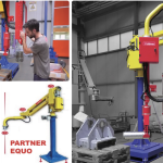 Dans un entrepôt, un homme utilise un bras de levage industriel jaune et rouge pour manipuler une lourde pièce métallique. Des encarts plus petits montrent des gros plans de la machine, une démonstration et un diagramme technique.