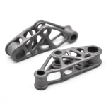 Deux pièces métalliques identiques avec une structure géométrique en treillis et des ouvertures cylindriques aux deux extrémités, présentées sur un fond blanc.