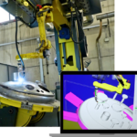 Un bras robotisé soude une pièce métallique dans un environnement industriel, tandis qu'un ordinateur portable situé à proximité affiche un modèle 3D de la pièce en cours d'usinage.