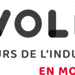 Logo Evolis avec le slogan « LES ACTEURS DE L'INDUSTRIE » en gris et « EN MOUVEMENT » en rouge, sur un fond gris clair. Le « E » d'Evolis est stylisé en bleu et rouge.