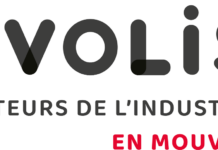 La résilience industrielle au premier plan: Evolis réunit près de 140 décideurs Logo Evolis avec le slogan « LES ACTEURS DE L'INDUSTRIE » en gris et « EN MOUVEMENT » en rouge, sur un fond gris clair. Le « E » d'Evolis est stylisé en bleu et rouge.