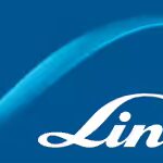 L'image montre le logo Linde avec le nom de la société "Linde" en texte cursif blanc sur un fond bleu avec un swoosh incurvé bleu clair au-dessus du texte.