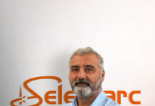 Selectarc nomme Silvino Caetano directeur général Un homme aux bras croisés, portant une barbe grise, se tient debout devant un mur orné du logo orange « Sele » et « arc », vêtu d'une chemise bleu clair.