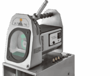 Affûtage humide du tungstène : régularité, durabilité et sécurité Une machine métallique portant l'inscription « ULTIMA-TIG », dotée d'une vitre laissant apparaître une meule verte, d'une poignée sur le dessus, d'un panneau de commande latéral et de plusieurs petits accessoires fixés à la base.
