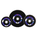 Trois disques à lamelles 3M Cubitron II et Cubitron 3 de différentes tailles sont disposés côte à côte sur un fond blanc, mettant en valeur leurs surfaces abrasives noires et leurs étiquettes bleues comportant les caractéristiques techniques.
